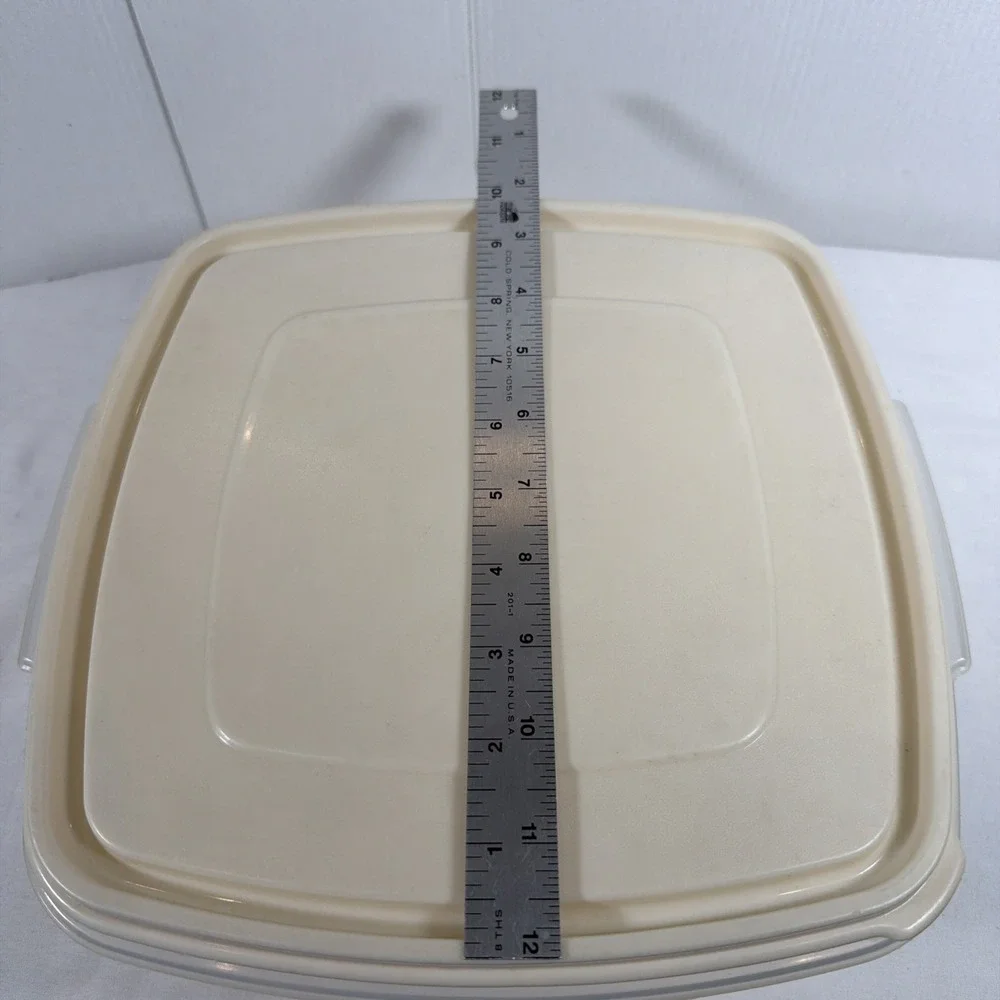 VTG Rubbermaid Servin Saver 19 Cup 4.5L Storage Container Square Almond Lid